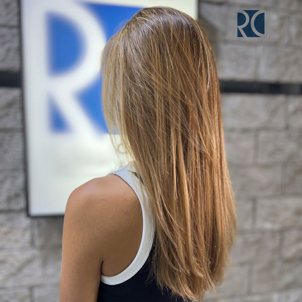 Cabello rubio largo con corte en capas y puntas modeladas