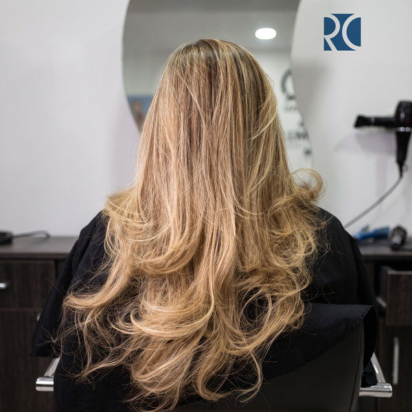 Cabello largo lacio con iluminación natural